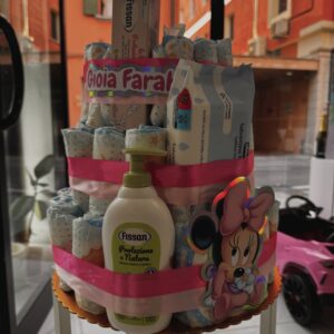 Torta di pannolini con prodotti